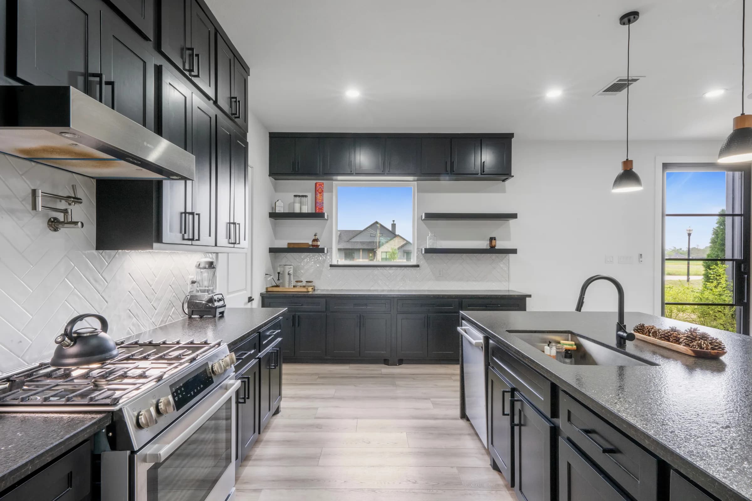Kitchen and breakfast bar